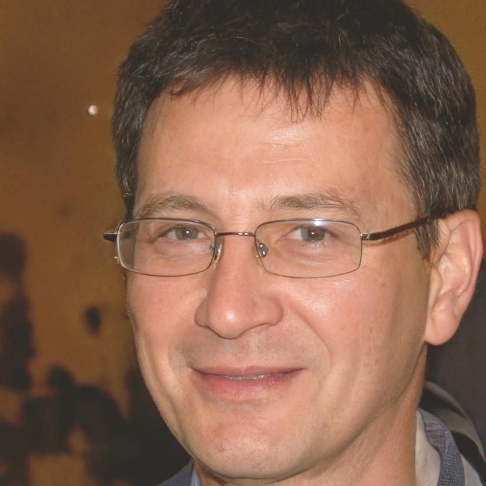 Senior financial analyst and course instructor